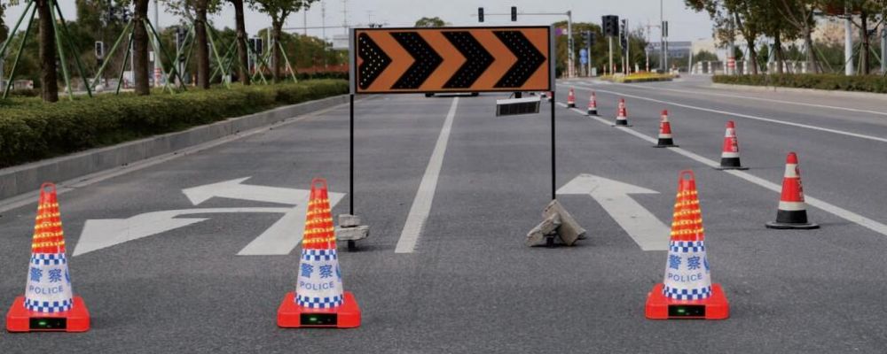 丹东市led警示路锥 主动发光路锥 警用锥形路标厂家直销